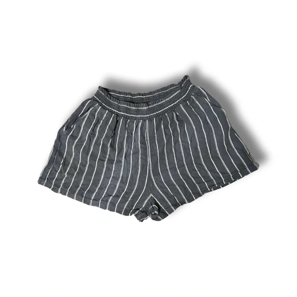 Universal Thread | High Rise Shorts - Picture 2 of 2